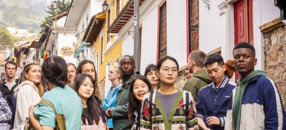 Seis asistentes de idiomas chinos llegan a Colombia 六名汉语助教抵达哥伦比亚