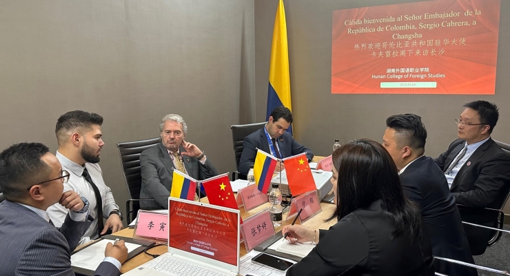 La Embajada de Colombia sostiene encuentro con directivos de la Universidad de Estudios Exteriores de la provincia de Hunan
