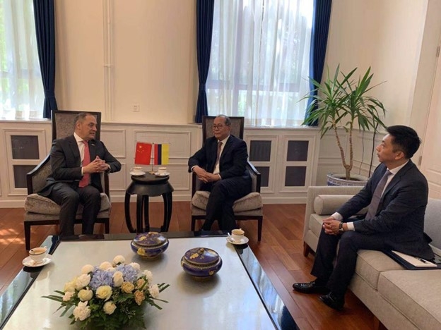 Reunión privada Embajador Monsalve, Representante Xiaoqi, Primeros Secretarios Daniel Mesa y Jiang Wei.