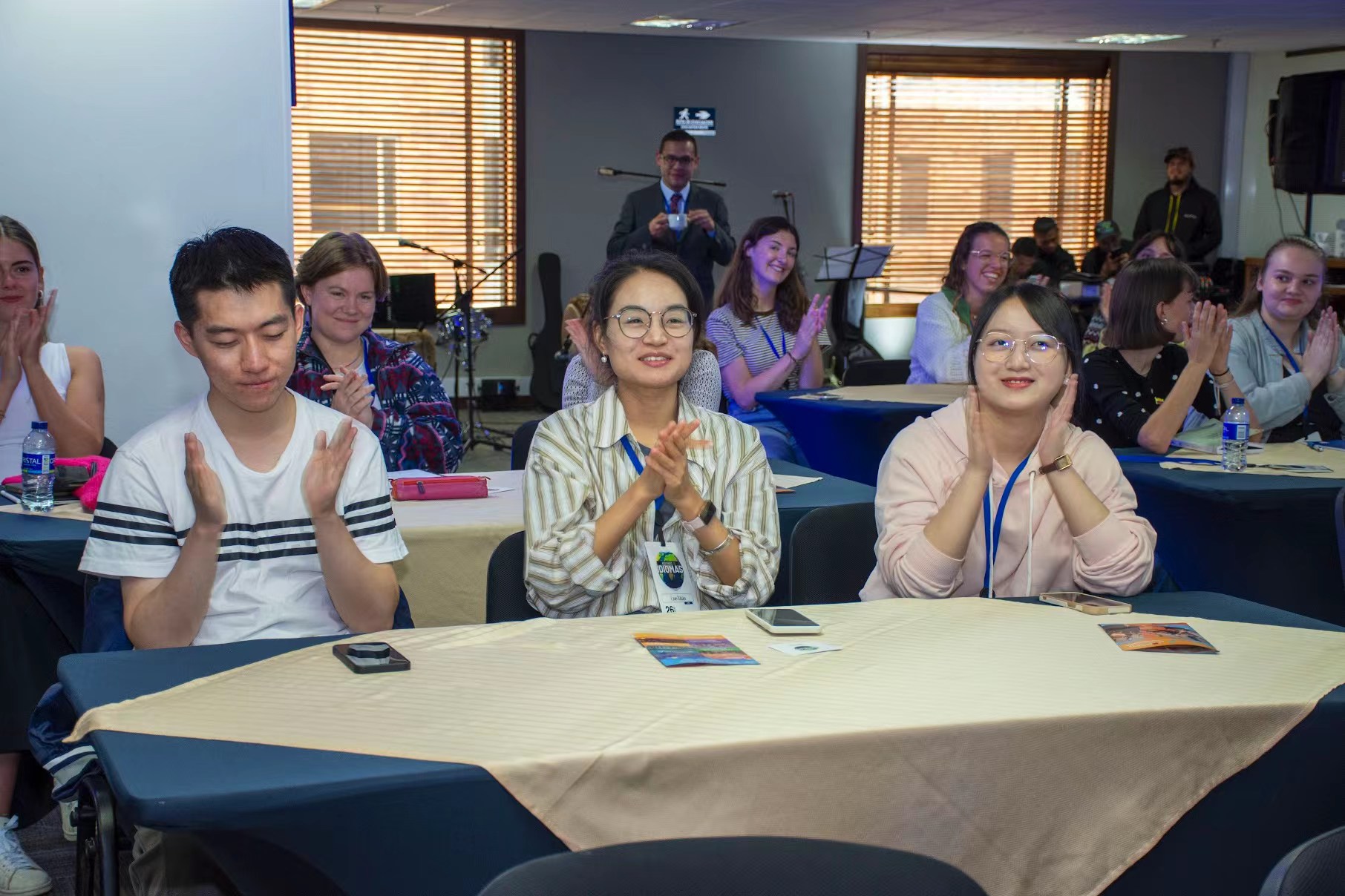 Seis asistentes de idiomas chinos llegan a Colombia 六名汉语助教抵达哥伦比亚