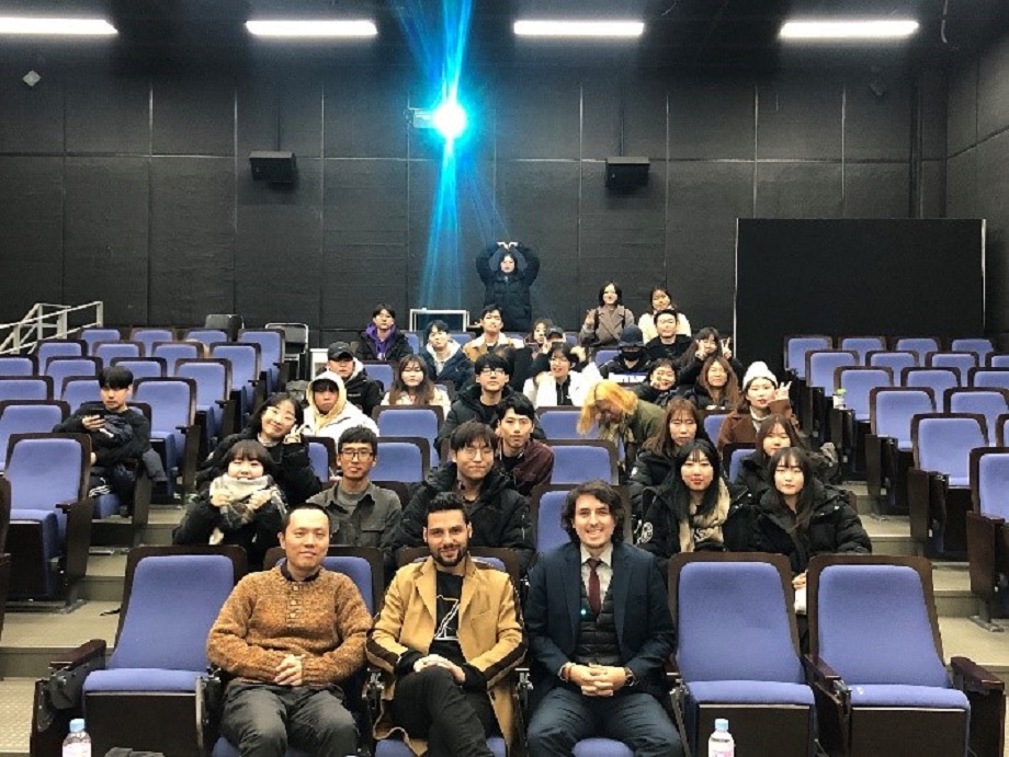 El productor de cine colombiano inició en Seúl su gira cinematográfica por Corea y China