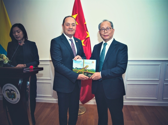 La Embajada de Colombia en China llevó a cabo el lanzamiento del libro conmemorativo de los 40 años del establecimiento de relaciones diplomáticas entre Colombia y China