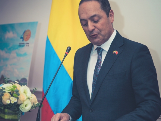 La Embajada de Colombia en China llevó a cabo el lanzamiento del libro conmemorativo de los 40 años del establecimiento de relaciones diplomáticas entre Colombia y China