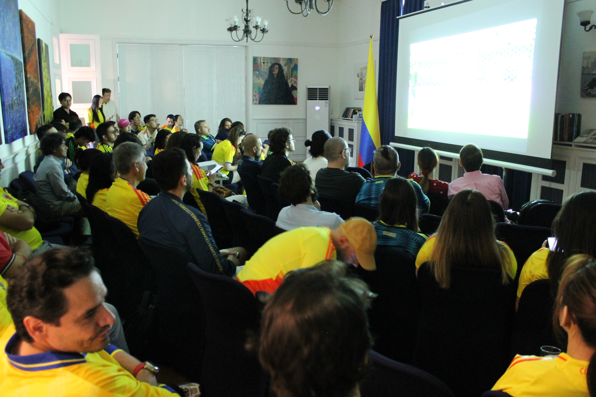 La Embajada de Colombia en China organizó la proyección del partido entre Colombia y la República Democrática del Congo en Beijing