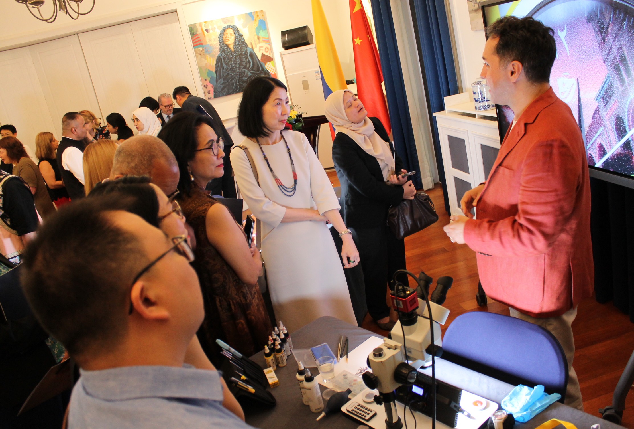 Embajada de Colombia en China realiza la exposición From Canvas to Dial, del artista colombiano David Rodríguez
