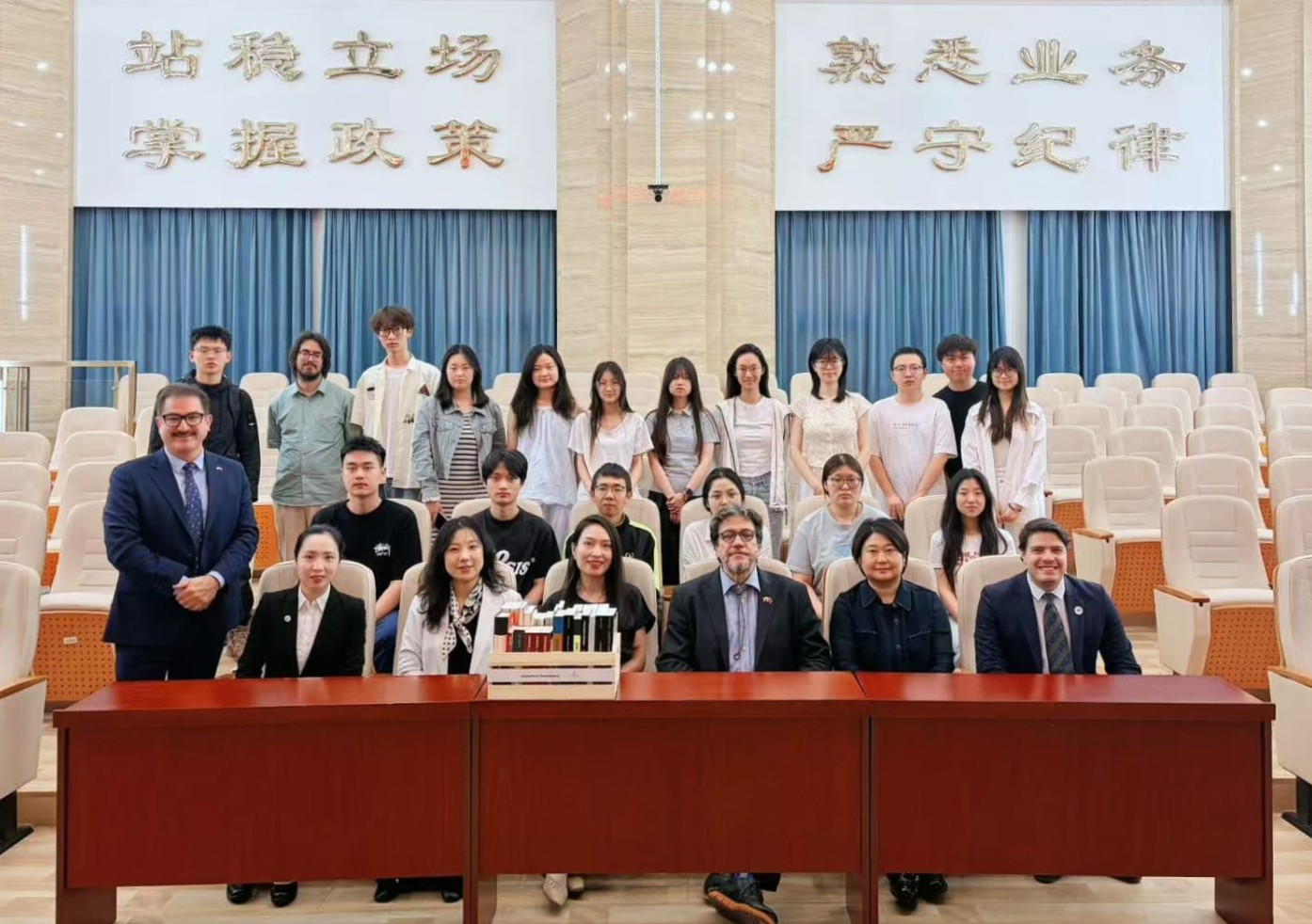 Embajada fortalece cooperación académica con la Universidad de Asuntos Exteriores de China mediante donación de libros y conferencia sobre literatura colombiana