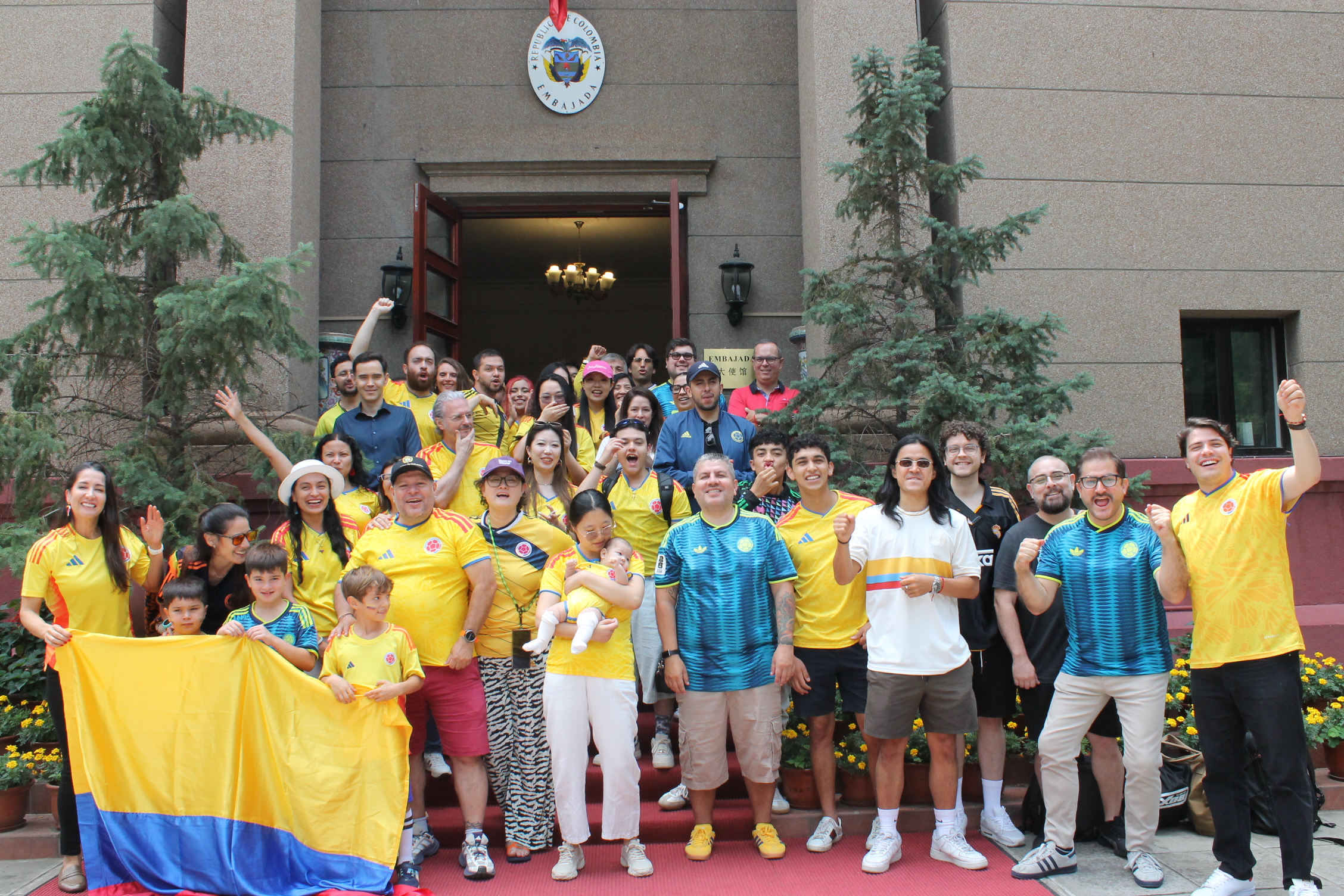 La Embajada de Colombia en China organizó la proyección del partido entre Colombia y la República Democrática del Congo en Beijing