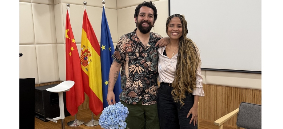 Los poetas colombianos Johanna Barraza y Nicolás Peña participaron en el Festival de Poesía Colombiana en China 2025