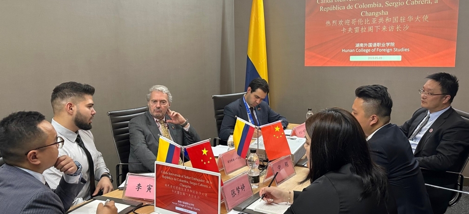 La Embajada de Colombia sostiene encuentro con directivos de la Universidad de Estudios Exteriores de la provincia de Hunan