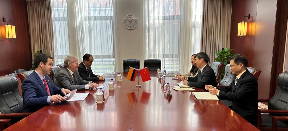 Embajada de Colombia sostiene encuentro con el Ministerio de Industria y Tecnologías de la Información de China