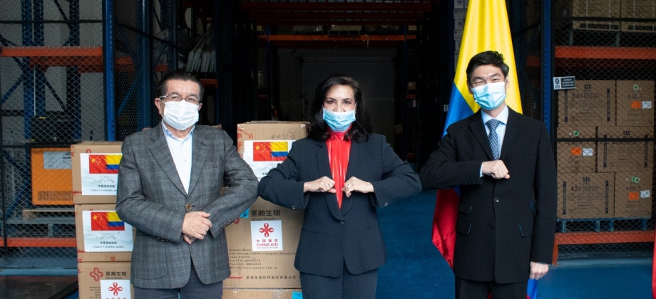 La canciller Claudia Blum y el ministro de Salud recibieron una donación del Gobierno de China para afrontar el COVID-19