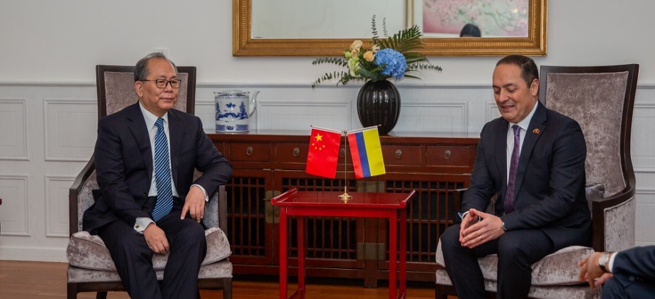 La Embajada de Colombia en China llevó a cabo el lanzamiento del libro conmemorativo de los 40 años del establecimiento de relaciones diplomáticas entre Colombia y China