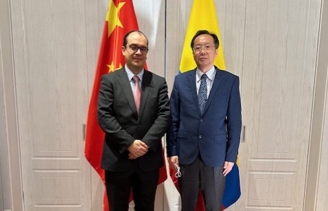 Wang Bin, Gerente Regional de la compañía State Grid Corporation of China y el  Encargado de Negocios a.i. Jose Francisco Diaz Ulloa.