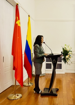 Claudia Gómez, colombiana residente en Beijing realizó la lectura del poema “El oficio de vestirse”