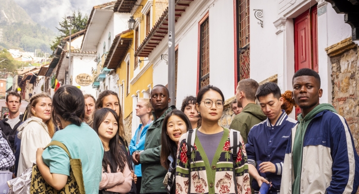 Seis asistentes de idiomas chinos llegan a Colombia 六名汉语助教抵达哥伦比亚
