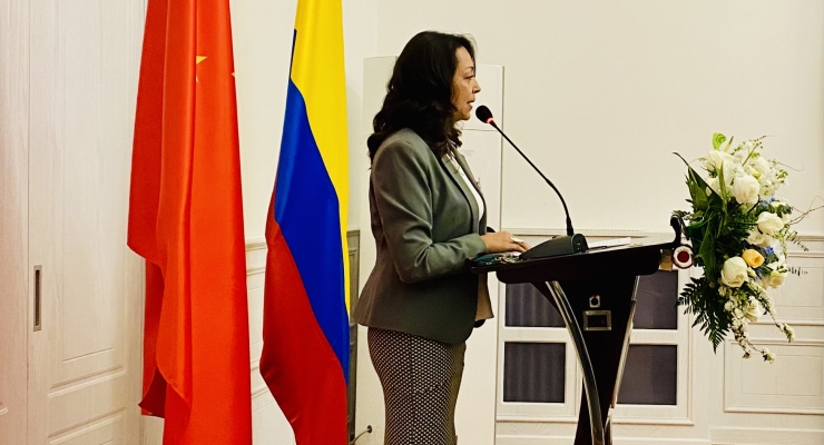 Claudia Gómez, colombiana residente en Beijing realizó la lectura del poema “El oficio de vestirse”