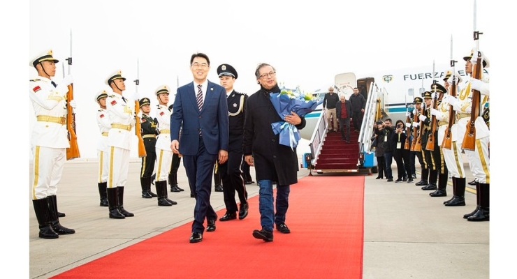 Presidente Petro inicia visita de Estado a Pekín por invitación de su homólogo chino Xi Jinping