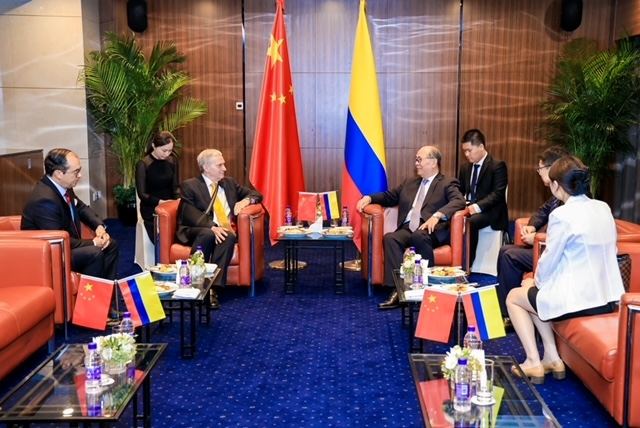La Embajada de Colombia en Beijing celebró el 213 aniversario de la Independencia Nacional