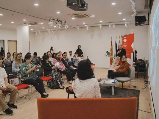 La Embajada de Colombia en China organizó un conversatorio virtual con Margarita García Robayo sobre la obra Hay ciertas cosas que una no puede hacer descalza ( 有些事赤脚女人不能做 )