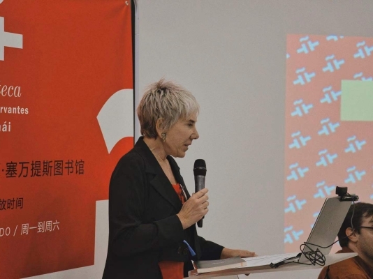 La Embajada de Colombia en China organizó un conversatorio virtual con Margarita García Robayo sobre la obra Hay ciertas cosas que una no puede hacer descalza ( 有些事赤脚女人不能做 )