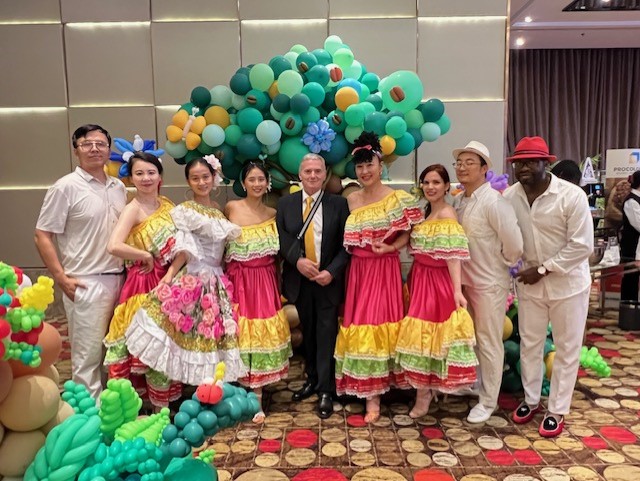 La Embajada de Colombia en Beijing celebró el 213 aniversario de la Independencia Nacional