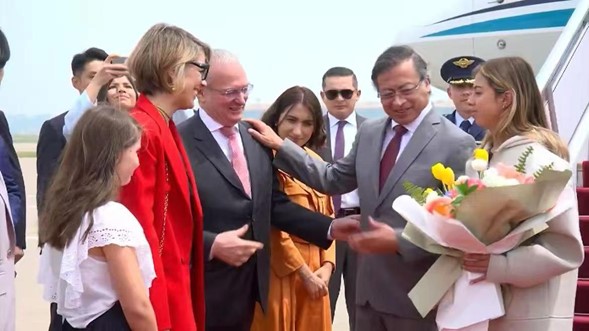 Embajador Cabrera y Canciller Sarabia reciben al Presidente Petro.