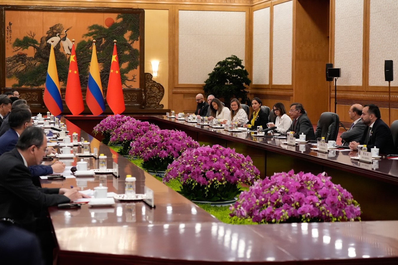 Reunión presidencial en compañía de las respectivas delegaciones.
